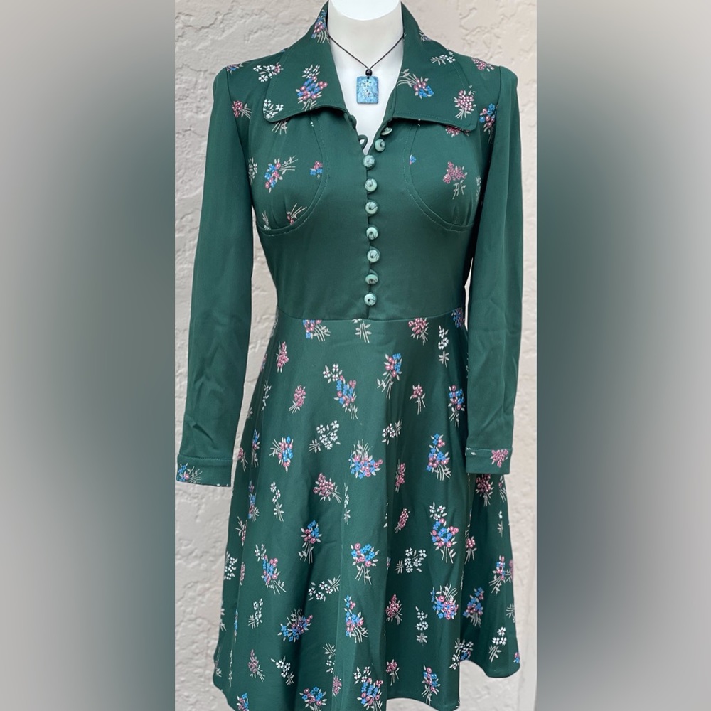 Vintage one of a kind green dress with 🌸 flowers